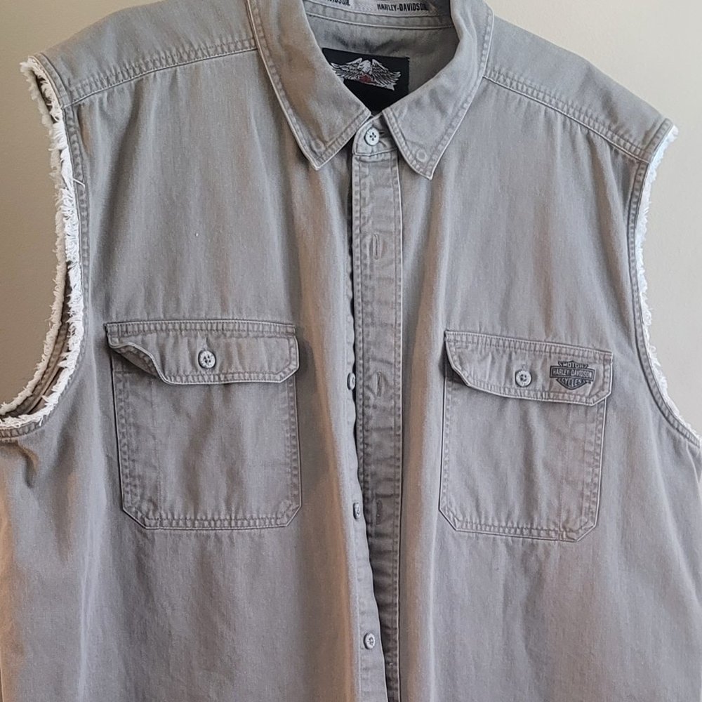 Men's XXL Harley-Davidson Tan Sleeveless Shirt. Great condition!